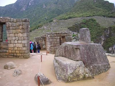 Piedra del Sol, intihuatana,  Machu Picchu, Perú, La vuelta al mundo de Asun y Ricardo, round the world, mundoporlibre.com