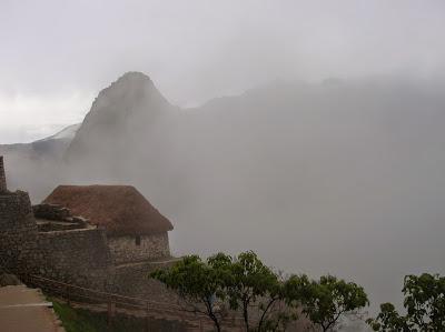 Niebla envolviendo el  Machu Picchu, Perú, La vuelta al mundo de Asun y Ricardo, round the world, mundoporlibre.com