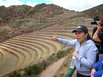 Guía dando explicaciones en Pisac (Perú) Pisaq, Perú, La vuelta al mundo de Asun y Ricardo, round the world, mundoporlibre.com