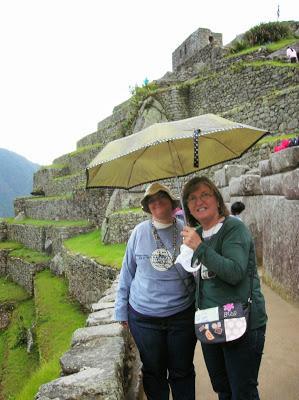 Bajo la lluvia en  Machu Picchu, Perú, La vuelta al mundo de Asun y Ricardo, round the world, mundoporlibre.com