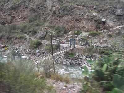 Inicio del Camino Inca, puente del Km. 88 Puente inca río Urubamba, Perú, La vuelta al mundo de Asun y Ricardo, round the world, mundoporlibre.com
