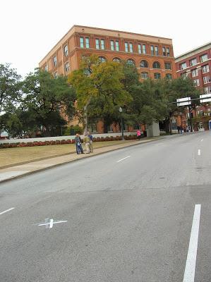 Marca donde asesinaron a J.F. Kennedy, Dallas , Estados Unidos Marca del asesinato J.F. Kennedy, Dallas Estados Unidos, La vuelta al mundo de Asun y Ricardo, round the world, mundoporlibre.com