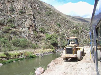 Trabajos de ensanche de las vías del tren Ensanche de vías tren perurail, Perú, La vuelta al mundo de Asun y Ricardo, round the world, mundoporlibre.com
