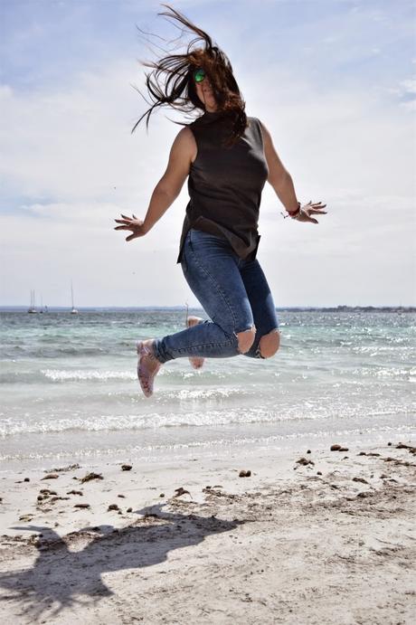 Mirrored sunnies, plastic shoes