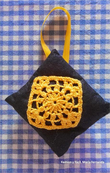 Alfiletero con pastilla o granny tejido a ganchillo para regalar: fácil y lindo (A granny stuffed little pillow DIY)