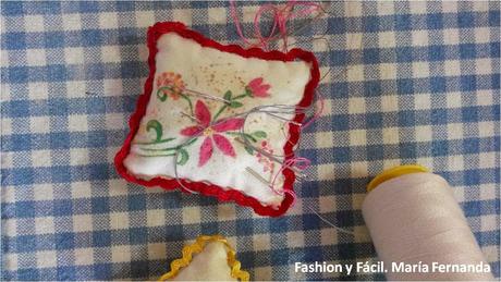 Mini almohaditas rellenas son alfileteros fáciles pintados a mano para mamá (Stuffed little pillows DIY)