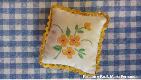 Mini almohaditas rellenas son alfileteros fáciles pintados a mano para mamá (Stuffed little pillows DIY) Mini almohaditas rellenas son alfileteros fáciles pintados a mano para mamá (Stuffed little pillows DIY)