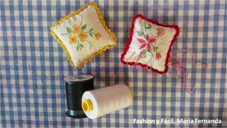 Mini almohaditas rellenas son alfileteros fáciles pintados a mano para mamá (Stuffed little pillows DIY) Mini almohaditas rellenas son alfileteros fáciles pintados a mano para mamá (Stuffed little pillows DIY)