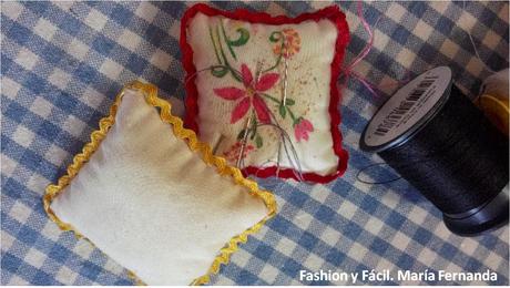 Mini almohaditas rellenas son alfileteros fáciles pintados a mano para mamá (Stuffed little pillows DIY)