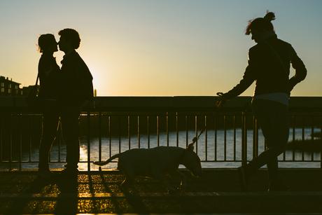 Claudia y Marco en un puente