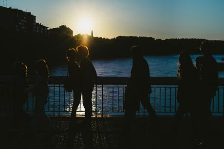 Luz entre besos de preboda