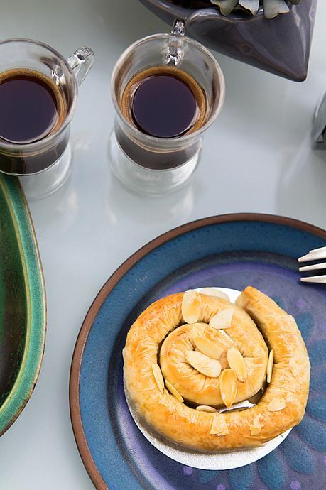 M'hanncha: la serpiente enrollada de almendras y agua de rosas