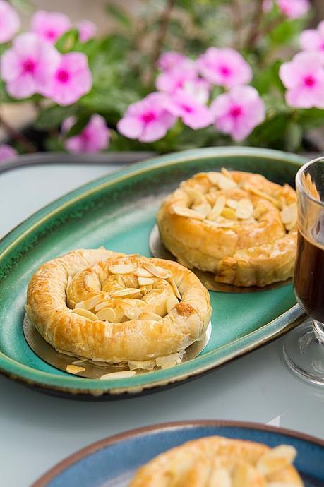 M'hanncha: la serpiente enrollada de almendras y agua de rosas