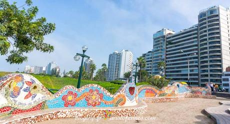 Mosaicos con frases y poemas de amor, parque del amor en Lima