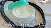Gel con miel y aceite de coco acondicionador del cabello junto a una cinta para el pelo