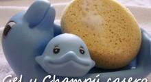 Gel con miel y aceite de coco una delfin mama y su bebe de juguete junto a una esponja con espuma