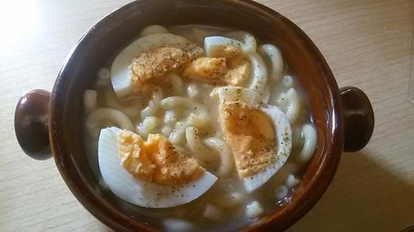 Sopa de fideos gordos con huevo duro.