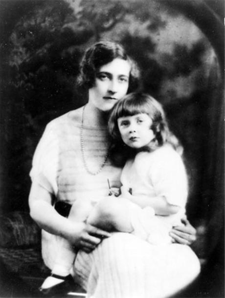 Agatha Christie y su hija Rosalind