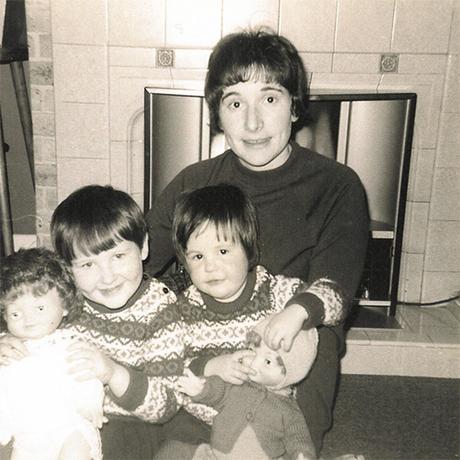 JK Rowling con su madre y su hermano