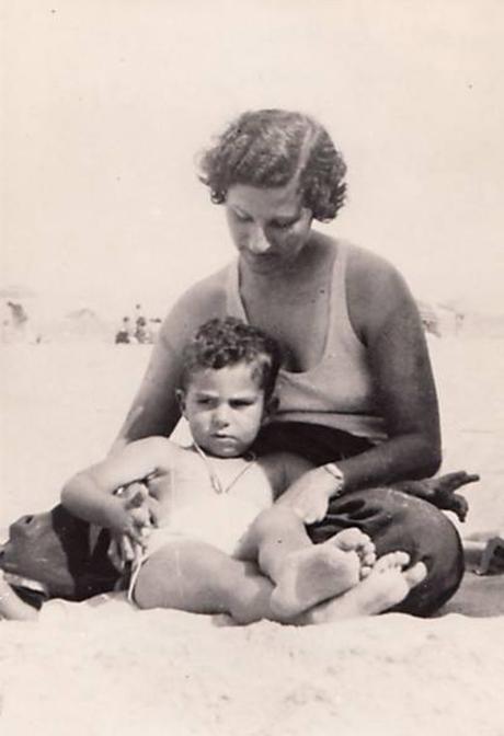 Philip Roth y su madre en Belmar Beach en 1935