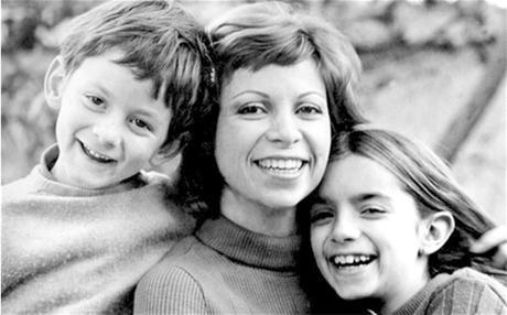 Isabel Allende con sus hijos Nicolás y Paula