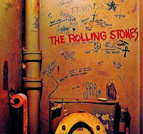 INTERIOR. NOCHE. 3:00 MADRUGADA. BAÑO DE HOMBRES.