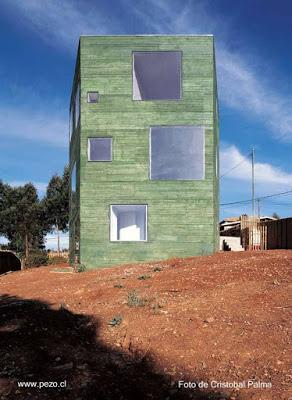 Casa moderna de madera tipo torre en Chile
