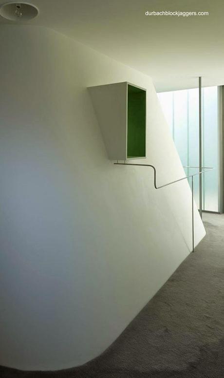 Casa moderna de dos plantas de lineas rectas y curvas orgánicas en Australia.