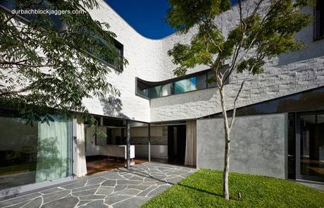 Casa moderna de dos plantas de lineas rectas y curvas orgánicas en Australia.