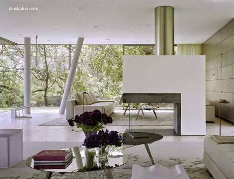 Casa moderna con caja alargada apoyada encima en Austin. Casa moderna con caja alargada apoyada encima en Austin.