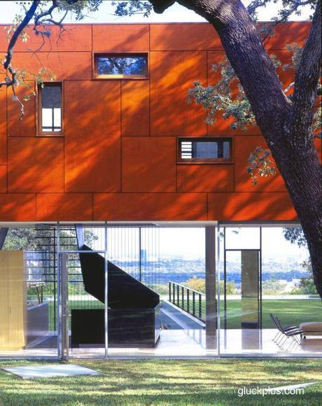 Casa moderna con caja alargada apoyada encima en Austin. Casa moderna con caja alargada apoyada encima en Austin.