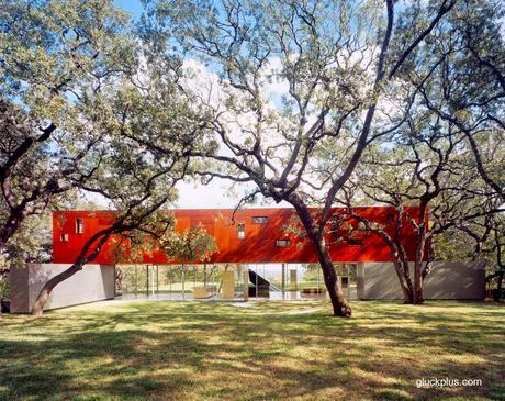 Casa moderna con caja alargada apoyada encima en Austin. Casa moderna con caja alargada apoyada encima en Austin.
