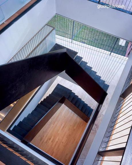 Casa moderna con caja alargada apoyada encima en Austin. Casa moderna con caja alargada apoyada encima en Austin.