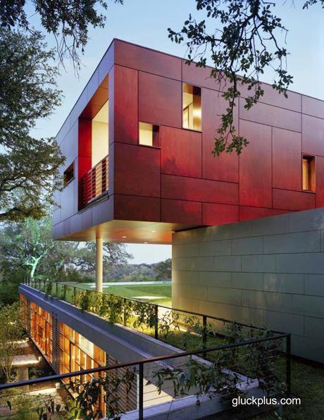 Casa moderna con caja alargada apoyada encima en Austin. Casa moderna con caja alargada apoyada encima en Austin.