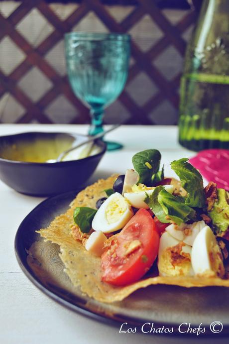 ensalada en plato de parmesano