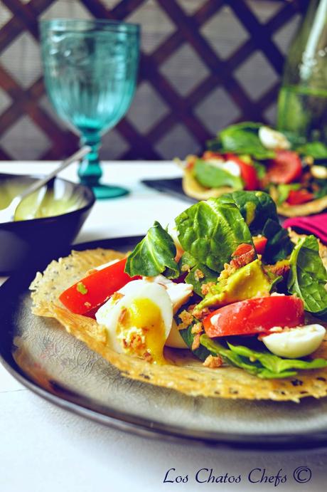 Ensalada en plato de parmesano