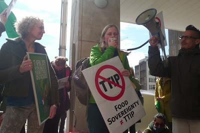 Activistas anti-TTIP 'exorcizan' un bufete de abogados en Londres