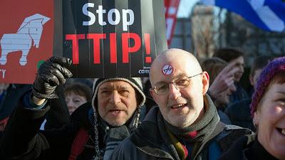 Activistas anti-TTIP 'exorcizan' un bufete de abogados en Londres