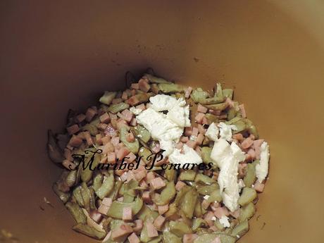 Tortilla de alcachofas, jamón de pavo y queso de cabra.