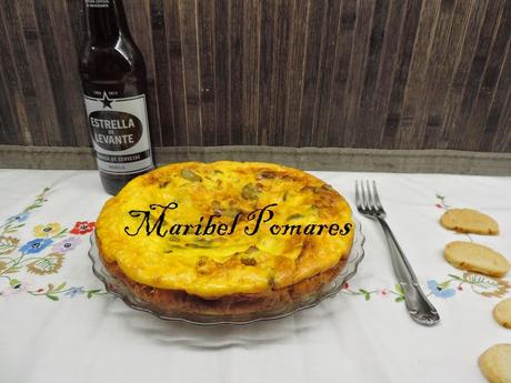 Tortilla de alcachofas, jamón de pavo y queso de cabra.