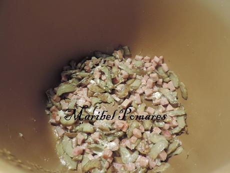 Tortilla de alcachofas, jamón de pavo y queso de cabra.