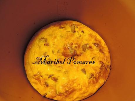 Tortilla de alcachofas, jamón de pavo y queso de cabra.