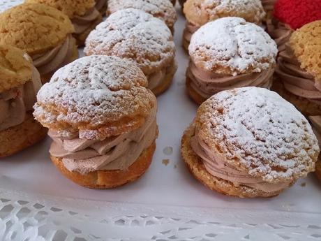 BOCADITOS DE PASTA CHOUX CON CRAQUELIN RELLENOS DE TRUFA