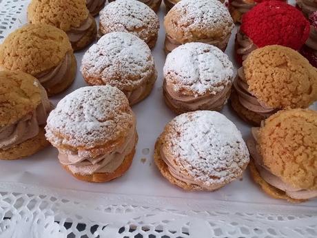 BOCADITOS DE PASTA CHOUX CON CRAQUELIN RELLENOS DE TRUFA