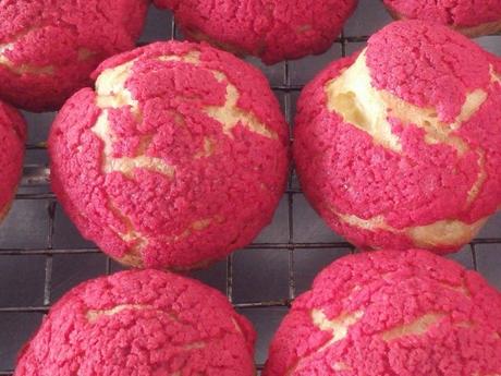 BOCADITOS DE PASTA CHOUX CON CRAQUELIN RELLENOS DE TRUFA