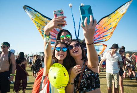 pictures-of-people-taking-selfies-at-coachella