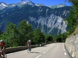 Montar en bicicleta colina arriba