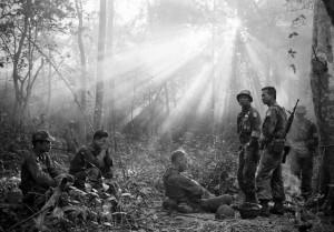 Tras una noche de combates con las guerrillas del vietcongs, una unidad de soldados de los EE UU descansa en la selva (1965) / AP Photo/Horst Faas, cortesia Steven Kasher Gallery, New York / 20 MinutosS