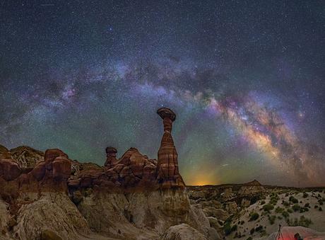 La Vía Láctea por encima de los Toadstool de Arizona