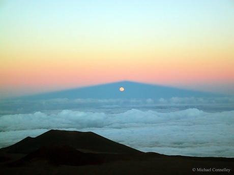 Salida de la Luna a través de la sombra del Mauna Kea